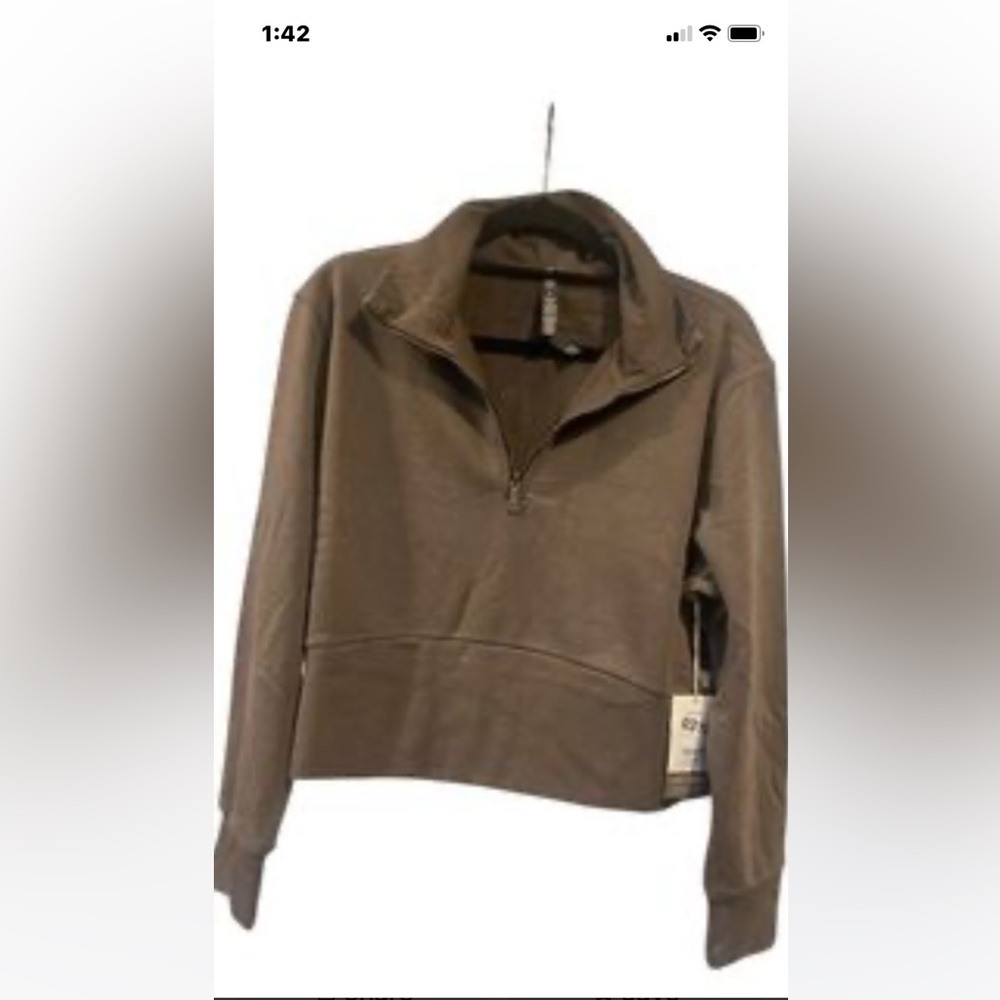 NWT Vuori Sedona Cropped Half-zip in CHIA Size XS.  1st pic scale, next color